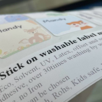 Material lavabil pentru etichete pentru îmbrăcăminte pentru aplicare directă din țesături 
