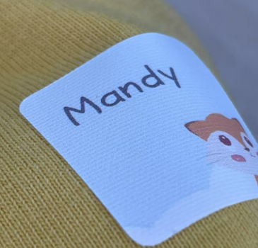 Material lavabil pentru etichete pentru îmbrăcăminte pentru aplicare directă pe țesături