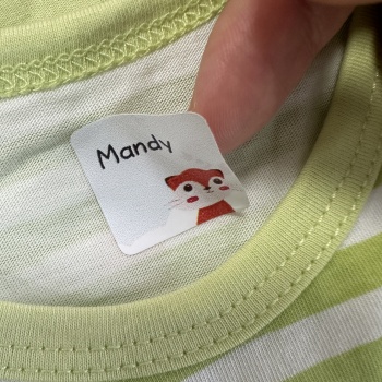 Înfășurați și lipiți etichetele de îmbrăcăminte