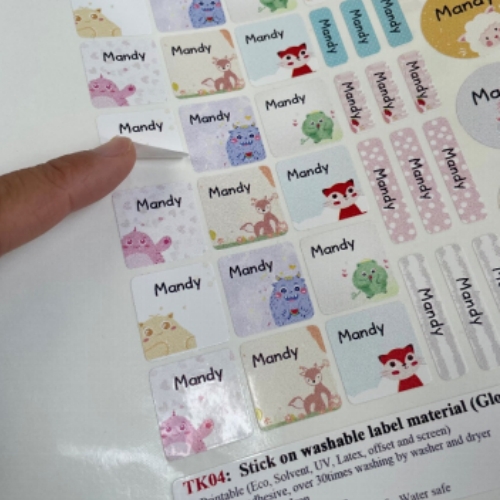 etichetele de îmbrăcăminte personalizate se lipesc